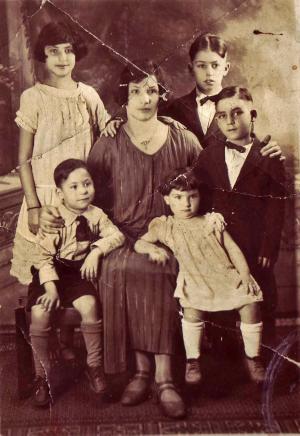 Rebecca Stein Dumes with children Jeannette (upper left), Sol  (lower left), Hy (upper right), Willy (middle right) and Lillian (lower right)  (~1923)