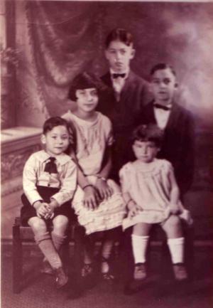 Children of Louis and Rebecca Dumes.  Sol, Jeannette, Hyman, William(Willy) and Lillian.


 (~1924)