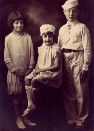 Edna Schultz Tockman,  Blanche Schultz Katz and Hy Schultz (~1924)