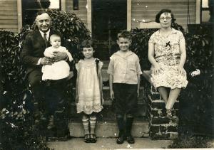 Max and Fannie Dumes Fishman family, l to r: Max, Ruth, Sylvia, Bill and Fannie (1925)