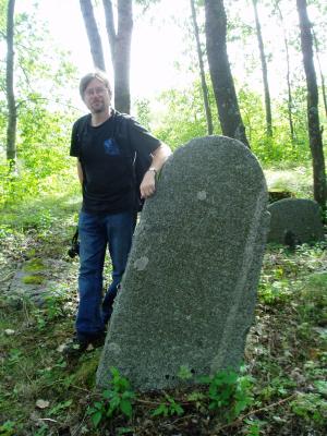 Bruce Dumes with the grave of Chaim Yehushua Dumesh in the cemetery of Vishki, Latvia (2007)