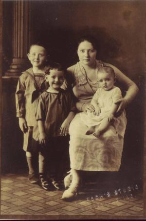Hy, Edna, Anna, Blanche Schultz (~1923)