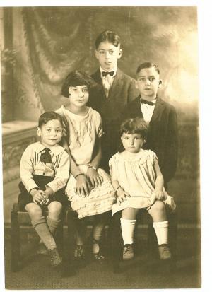  Children of Louis and Rebecca Dumes: Solomon, Jeannette, Hyman, William and Lillian


 (~1923)