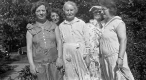 Aunt Fannie Fishman, Bubbe, Aunt Becky Lieberman, Aunt Jenny, Aunt Anna Shapiro
 (~1929)