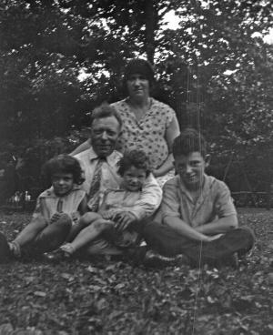 Uncle Arthur and Aunt Jennie Dumes, Libby, Norma, Sonny (~1928)