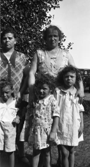 Aunt Jenny Dumes, Libby, Norma, nephew and brother (~1928)