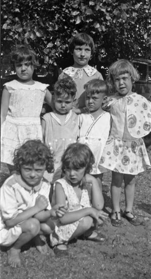 <I>Back row:</i>Dora Lieberman, Lillian Dumes Zoll
<I>Middle row:</i>Harry Lieberman, Stan Dumes, Mildred Dumes
<I>Front row:</i> Libby Dumes Gluck, Ruthie Fishman Zimbler
 





 (~1928)