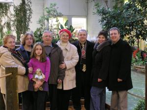 Ida (wife of Boris), Rimma (daughter of Boris, great-granddaughter of Gesha), Sharon (daughter of Rimma, granddaughter of Boris), Boris (son of Sema, grandson of Gesha).  Now, right to left: Lev (son of Boris, great-grandson of Gesha), Sveta (wife of Lev). The man and woman, 3d and 4th from the right, are relatives of Ida, who came to visit from Russia. (2008)