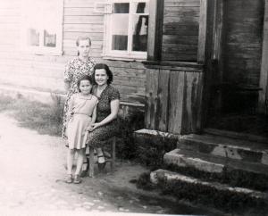 Julia, Raisa and Tanya in Vishki 