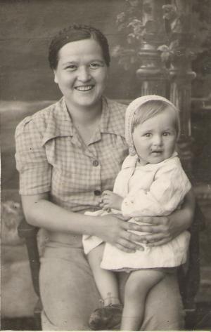 Traina Dumesh and daughter Raisa in the Urals (1945)