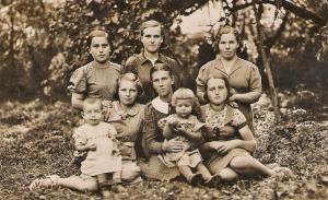 Vishki, about 1940.  Upper row, from the left: Liba Dumesh, Tsipa-Lea Dumesh.  Lower row, on the right, Doba Dumesh.  All the others are unknown. (~1940)