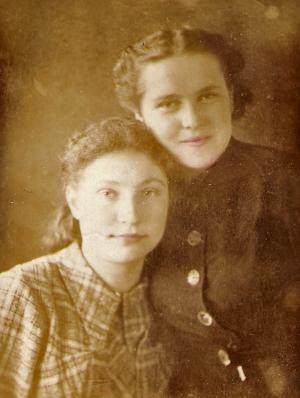 Tsipa-Lea Dumesh on the right (~1941?)