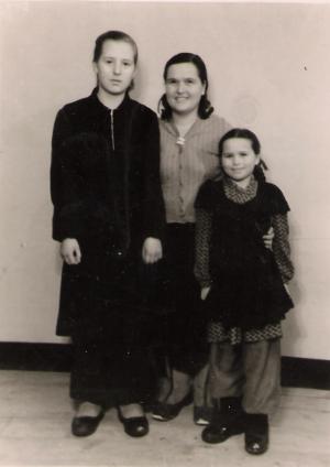 February 1958.  This photo was called "a friendly ladder" (because of the size of the people going down) by the family.  The photo was taken by another Dumesh in Vishki who was not related.  (I don't know who that is yet...) (1958)