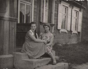 Raisa and her friend sitting at Israel Dumesh's house in Vishki. (1968)