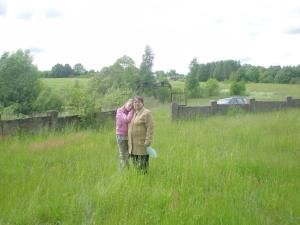 Anastasia Fomina & Julia Aleskevica in the Jewish cemetery in Vishki (2009)