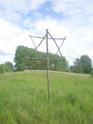 Wooden star of David outside of the Jewish cemetery in Vishki (2009)