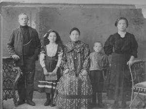 Dumes Family in Russia
Arthur, Anna, Sadie (Shana),William, Fannie (~1908)