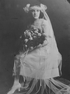 Freda Fialco Dumes Wedding picture (1923)