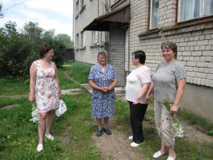 Elena, Julia and Tanya with her mother's friend who still lives in apartment building where Tanya, Julia and Raisa lived. (2009)