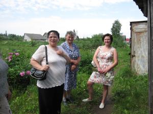 Julia, her mother's friend and Elena by the sheds (2009)