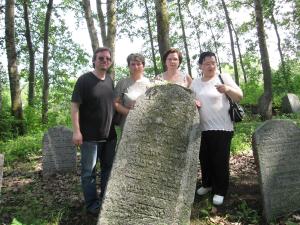 Bruce, Tanya, Elena and Julia with grave of Chaim Dumesh (2009)