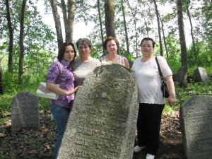 Marina, Tanya, Elena and Julia with grave of Chaim Dumesh (2009)