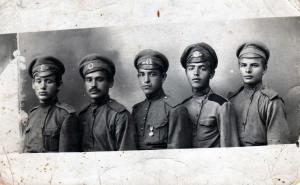 Faibish-Elya Dumesh in the Russian Army. Faibish is in the center with the medal.