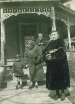 Sol Francis Karp on the left.  Holding his hand is Freda Fialco Dumes, and Yetta Karp on the right.  Behind them is Mildred Dumes. (~1935)