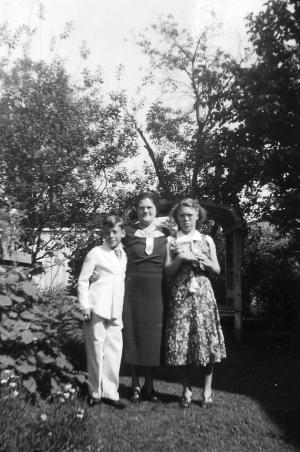 Stan Dumes left, Aunt Anna Fialco Shapiro,  Mildred Dumes, right (1938)