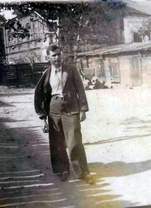 Isaj Khitrin, son of Sora Dumesh Khitrin (1940)