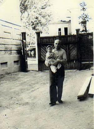Khatskel Khitrin (husband of Sora Dumesh ) with his grand-daughter Sveta (1956)
