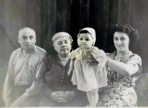 Khatskel Khitrin, husband of Sora Dumesh, Sara Khitrin Dumesh sister of Khatskel Khitrin and wife of  Schlioma-Jankel Dumesh, Sveta Khitrin, granddaughter of  Khatskel and Sora, Berta Khitrin, daughter-in-law of Khatskel Khitrin in their house in Gorky (1955)