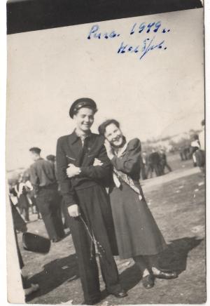 Leiser Dumesh with classmate in Jurmala. (1949)