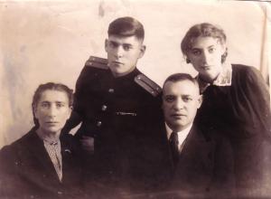 Standing Izrailj and  Lilja (son and daughter) seated Hana and Moisey Dumesh in Gorky (1946)