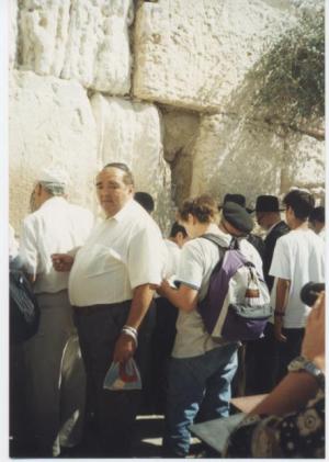 Leizer Dumesh by the Western Wall (1993)