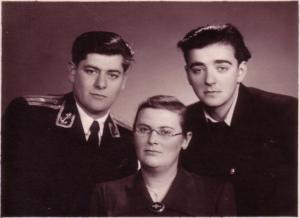Israel, son of Moisey on the left, his wife Lena in front and Leizer Dumesh, taken in Riga.
 (1956)