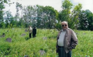 Leiser Dumesh in Vishki Cemetery (2003)
