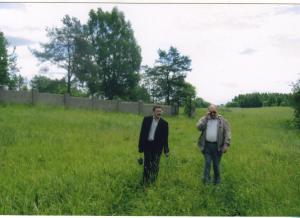 Vulf (on left) and Leiser Dumesh walking out of Vishki Cemetery (2003)