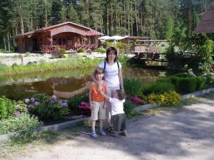 Anna Dumesh Kastrov with her children Roman and Dana (2007)