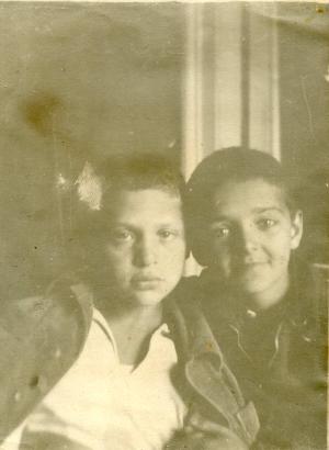 Gorky. Aaron Khitrin (left)  son of Sora Dumesh, Leiser Dumesh (1941)