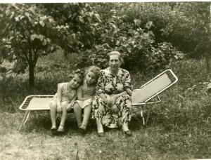 Olga Dumes, Eugenia Dumes, Hanna Dumes (1956)
