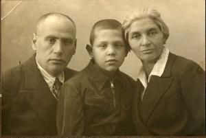 Khatskel Khitrin, Aaron Khitrin, Sora Dumesh Khitrin
 (1938)