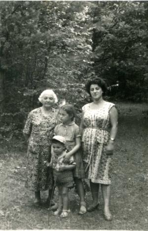 Gescha Dumesh, Yuri Khitrin, Svetlana Khitrin, Berta Shapiro Khitrin, a daughter-in-law of Sora Dumesh [Khitrin] (the wife of her son Aaron Khitrin) (1964)