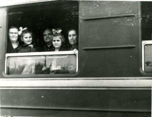 Elena Dumesh, Eugenia Dumesh (Valder), Moisey Dumesh, Olga Dumesh Mikheev, Hanna Dumesh (1958)