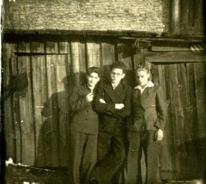 Aaron Khitrin (in the center), son of Sora Dumesh. (1946)