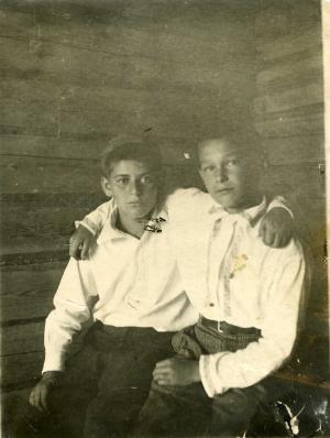 Israel (son of Moisey) Dumes on left (1935)