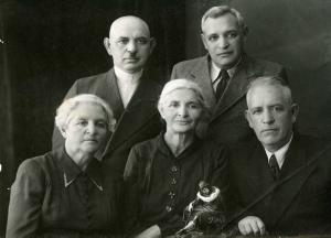  Standing Shlomo, Moisey Dumesh, seated  Gescha, Sora and Faibish-Elya Dumesh
 (1947)