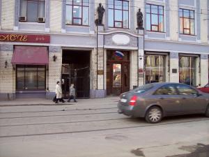Nizhni Novgorod. Boris and Ida Khitrin in the street where Gescha Dumesh lived earlier. (2007)