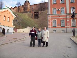 Nizhni Novgorod. Vladimir Bort, Ida Khitrin, Boris Khitrin in the street where Gescha Dumesh lived earlier.                                                           (2007)