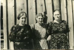 From left to right: Hanna Dumes, Lilia Dumes, Elena Dumes (1952)